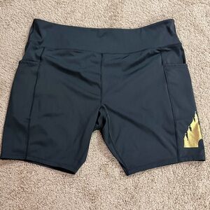 Disney Parks Womens 2X Black Leggings Gold Castle Graphic High Rise Plus Size